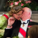 Kong Harald fikk en klem etter Dronningens tale. Foto: Heiko Junge / NTB scanpix